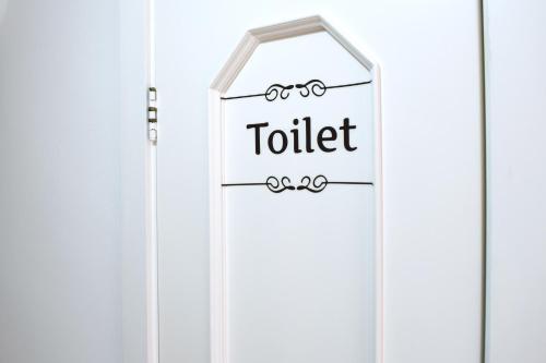 a toilet sign on a door with the word toilet at Domus Vacanze 2 in Altamura