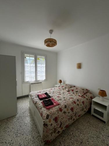 une chambre avec un lit avec une couverture rouge dans l'établissement Charmant appartement rénové, à 15 mn d'Avignon et de son festival, à Entraigues-sur-la-Sorgue