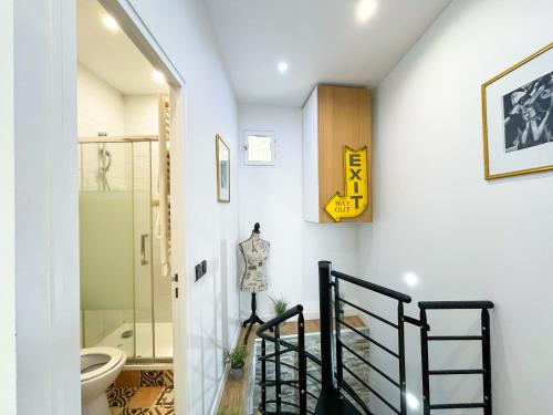 Un escalier mène à une salle de bains pourvue de toilettes. dans l'établissement 32 Atelier Paris Fashion, à Paris