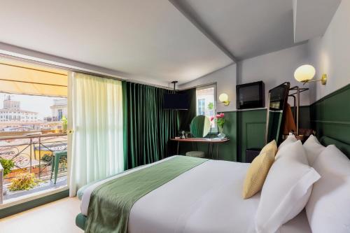 una camera da letto con un letto grande e un balcone di Hotel Concordia a Roma