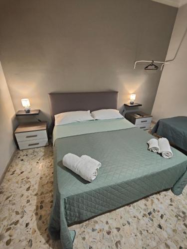 sypialnia z łóżkiem i dwoma ręcznikami na nim w obiekcie Etnea Gioeni House Suite w Katanii