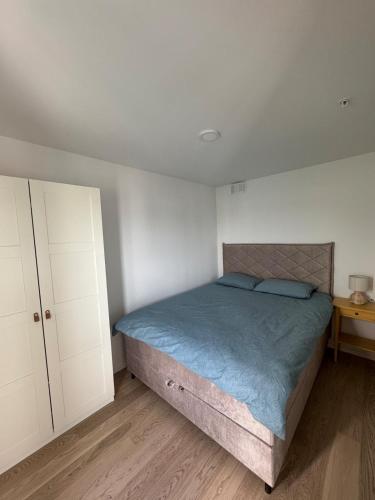 a bedroom with a bed and a white cabinet at Wonderful apartment in centrum in Tromsø