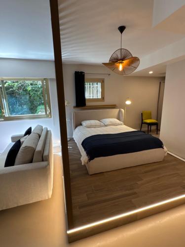 une chambre avec un lit et un miroir dans l'établissement Villa le Cap - Apartement, à Roquebrune-Cap-Martin