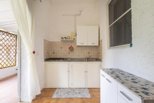 Η κουζίνα ή μικρή κουζίνα στο Casa Chiara con accesso diretto alla spiaggia