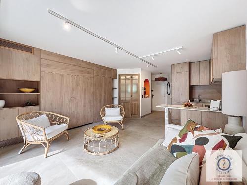 un salon avec un canapé et une table dans l'établissement Saint-Tropez Élysée plage 9, à Saint-Tropez