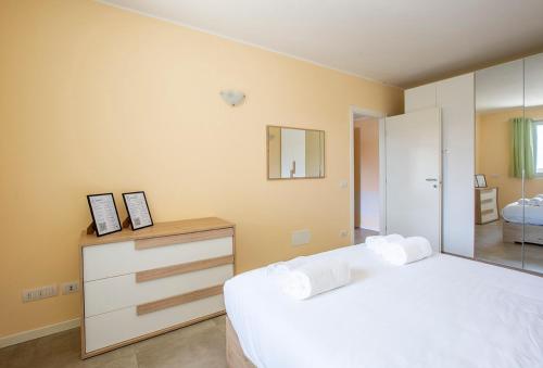Larius Apartment-Residence with Pool on Lake Comoにあるベッド
