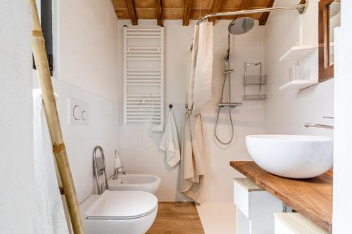 Bilik mandi di GuestHost - Casa di Guido - Country Chic with View