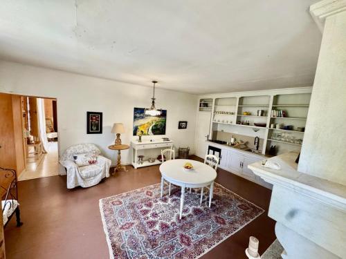 un salon avec une table et une chaise dans l'établissement Mas Antonine Maison, à Arles