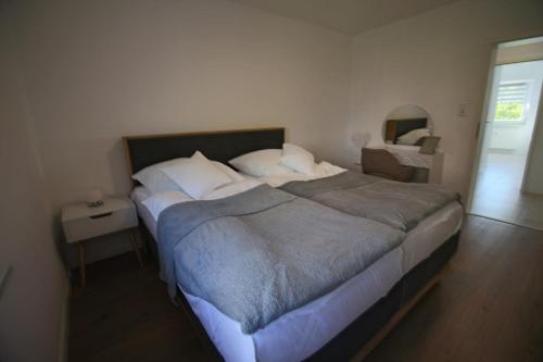 Ένα ή περισσότερα κρεβάτια σε δωμάτιο στο FEWOHOME Lothe Schieder Schwalenberg Schiedersee