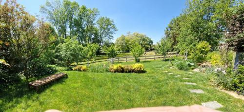 a park with a bench in the grass at Gite près de Strasbourg Terre d'Helene 42 m2, 3 étoiles, 4-5 personnes in Berstett
