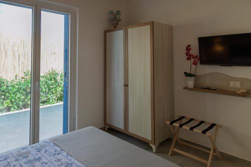 Μια τηλεόραση ή/και κέντρο ψυχαγωγίας στο VILLA EOLIA Sicily beachfront apartments