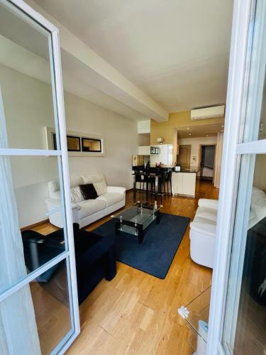 un salon avec un canapé et une table dans l'établissement Golden Triangle 2Br/2Ba, à Cannes