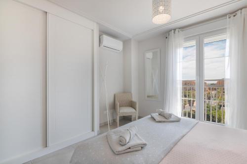une chambre avec un lit avec deux serviettes dessus dans l'établissement Apartamento en Isla Canela, à Ayamonte