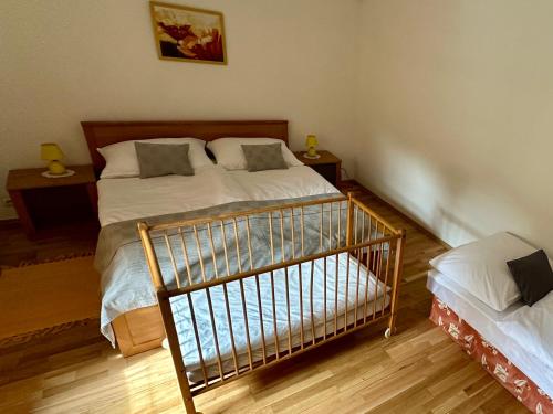 Apartmán v srdci prírody s pubom a obchodomにあるベッド