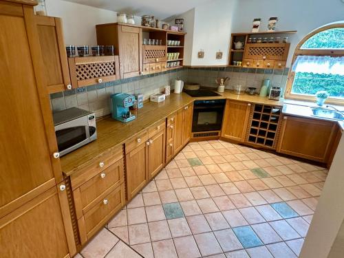 Apartmán v srdci prírody s pubom a obchodomにあるキッチンまたは簡易キッチン