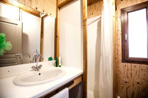 Ένα μπάνιο στο Camping - Piscine - ccbaifd