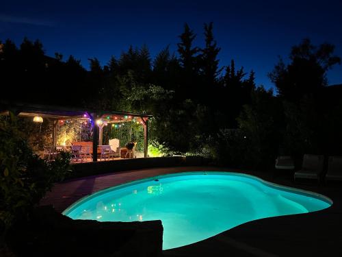 une piscine la nuit avec un gazebo dans l'établissement Charming quiet pool villa, à Toulon