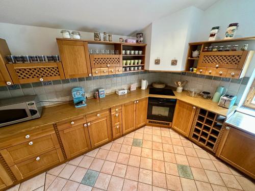 Apartmán v srdci prírody s pubom a obchodomにあるキッチンまたは簡易キッチン