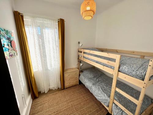 une chambre avec deux lits superposés et une fenêtre dans l'établissement Charmant appartement 3 chambres à 100m de la plage centrale, à Canet