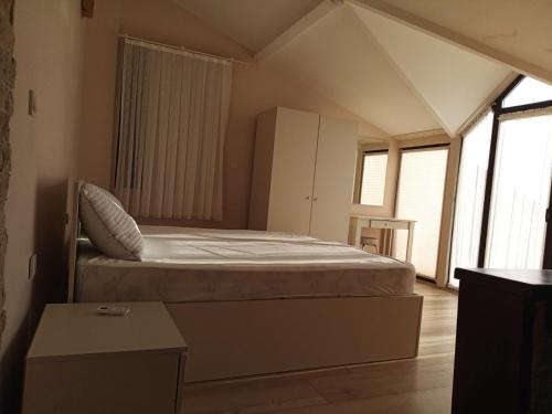 エドレミトにあるVardarlı Konaklarıの窓のある部屋にベッドがある寝室
