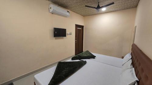 Katil atau katil-katil dalam bilik di HOTEL MAHESHWARI GREEN's