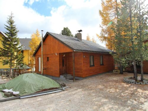 dom z namiotem przed nim w obiekcie Sunlit Cabin with Jacuzzi in Turracherhohe w mieście Turracher Hohe