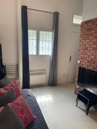 Il comprend un salon doté d'une cheminée en briques et d'une télévision. dans l'établissement apart 92110, à Clichy