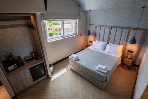 an overhead view of a bedroom with a bed and a window at Hotel Coral in Roda
