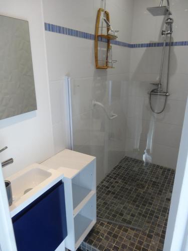 une salle de bain avec un lavabo et une douche dans l'établissement Maison au calme proche plage, centre à 2 min à pied, à La Tranche-sur-Mer