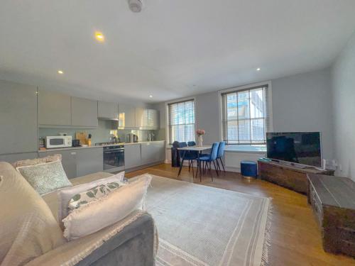 a living room with a couch and a kitchen at Pass the Keys Central 2 Bed 2 Bath Duplex in London