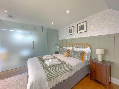 a bedroom with a large bed with towels on it at Pass the Keys Central 2 Bed 2 Bath Duplex in London