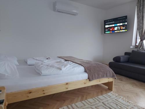 Szárcsa Apartman Sarudにあるベッド
