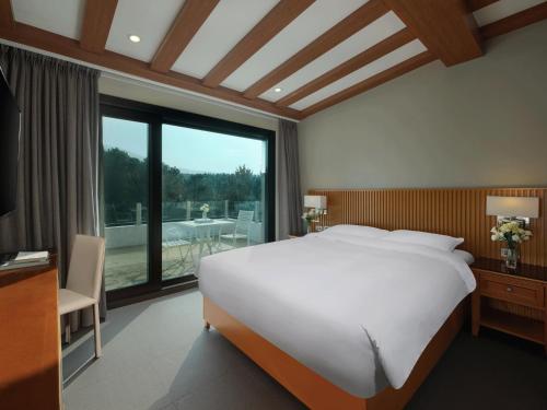 Voodi või voodid majutusasutuse Amber Pure Hill Hotels & Resorts Jeju toas