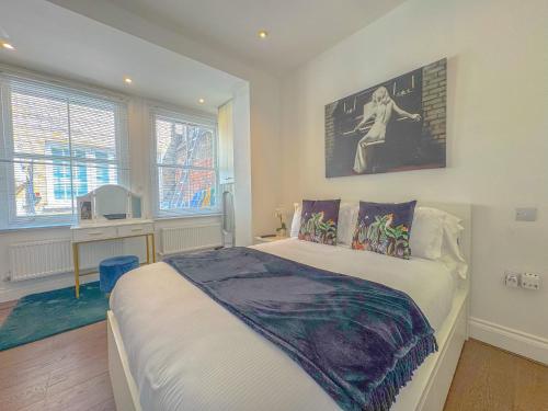 a bedroom with a bed and a picture on the wall at Pass the Keys Stylish 1 bed Soho Flat in London