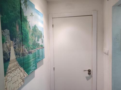 a painting hanging on a wall next to a door at Hab Moderna A 20 Minutos del Centro de Barcelona in Santa Coloma de Gramanet
