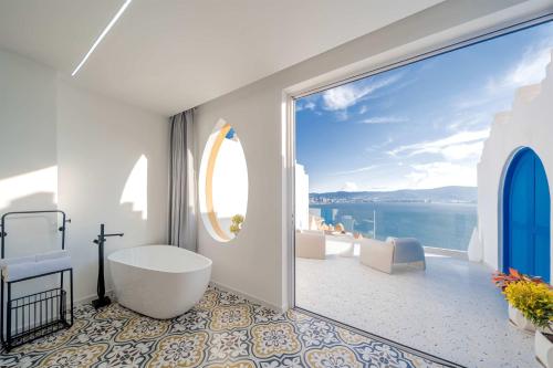une salle de bain avec baignoire et vue sur l'océan dans l'établissement Dandi Seaview Resort Villas, Dali, à Dali