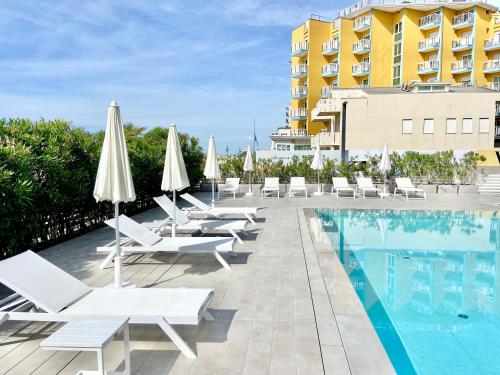 Kolam renang di atau dekat dengan Tahiti Suite Frontemare - Jesolo - SOLO FAMIGLIE