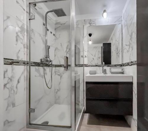 une salle de bain avec douche et lavabo dans l'établissement Appartement confort et calme, proche commerces, à Créteil