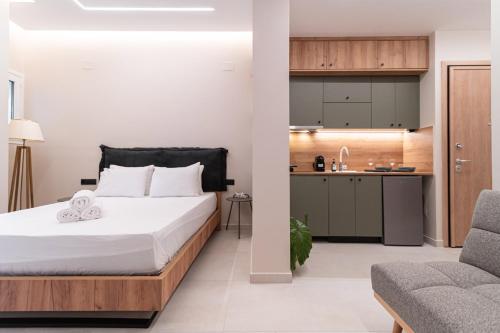 um quarto com uma cama, um sofá e uma cozinha em Center Holiday em Preveza