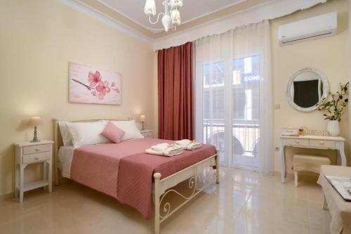 Postel nebo postele na pokoji v ubytování Nostalgia Corfu Town Apartments