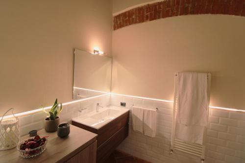a bathroom with a sink and a mirror at The Rose in Colle Malamerenda