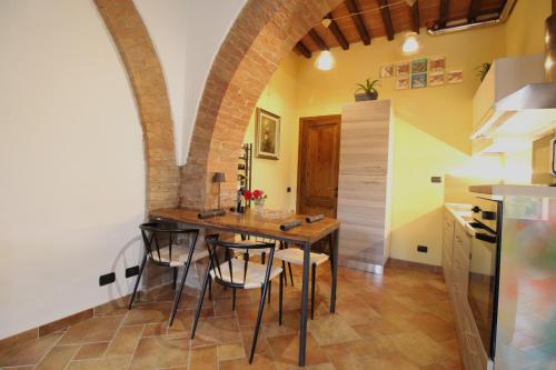 a kitchen with a table and chairs in a room at The Rose in Colle Malamerenda