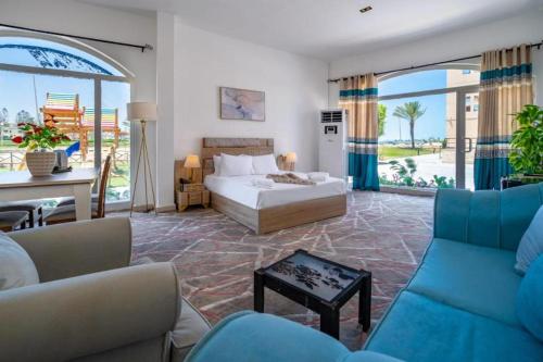 Postel nebo postele na pokoji v ubytování Marina Eye Resort - Alamien Marina Plaza