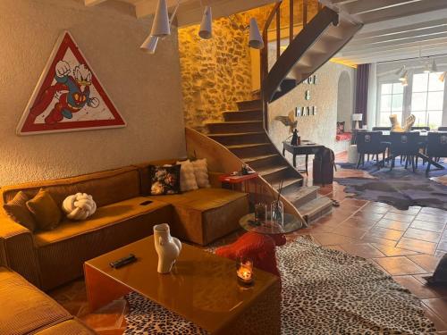 un salon avec un canapé et un escalier dans l'établissement Gite Le charme 1 a 8 PAX, à Le Puy