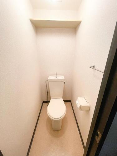 a bathroom with a white toilet in a room at パルム天神西 in Susakiuramachi