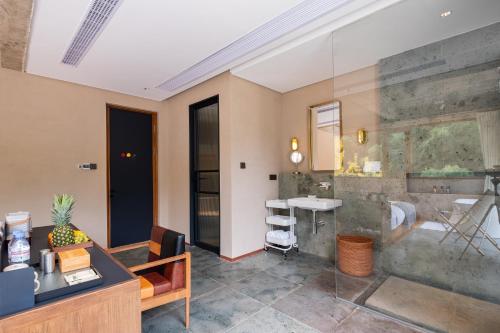 a living room with a sink and a table at Shanyu Life Huangshan Design Hotel in Huangshan