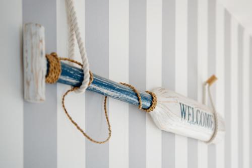 a rope hanging on a wall with a sign on it at Całoroczny Domek Hampton Lubniewice, jezioro, jacuzzi in Lubniewice