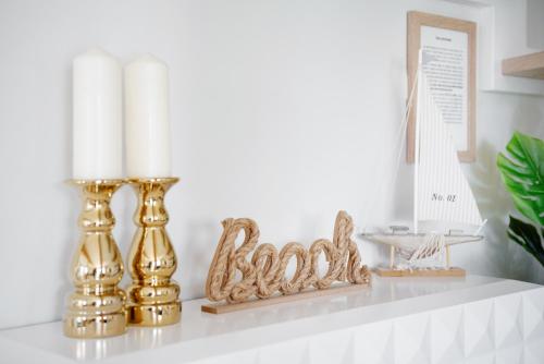 a shelf with two candles and a boat on it at Całoroczny Domek Hampton Lubniewice, jezioro, jacuzzi in Lubniewice