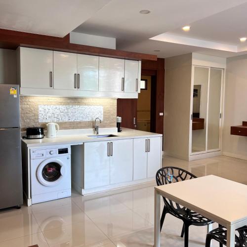 Η κουζίνα ή μικρή κουζίνα στο Q Kata Residence