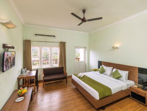 Postel nebo postele na pokoji v ubytování The Cardamom Thekkady